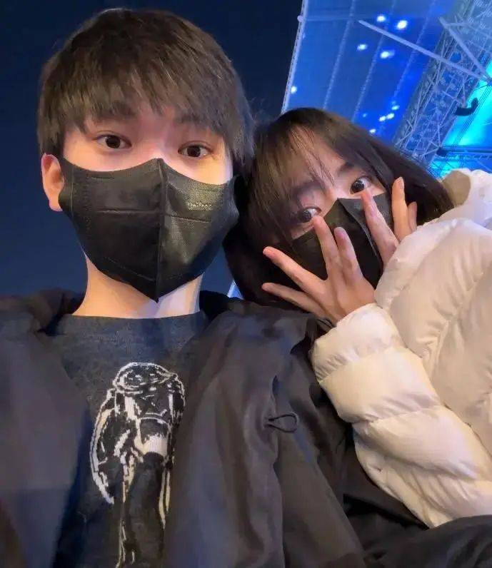 包含JackeyLove迎来五赛季高光表现，SKT球迷沸腾！的词条